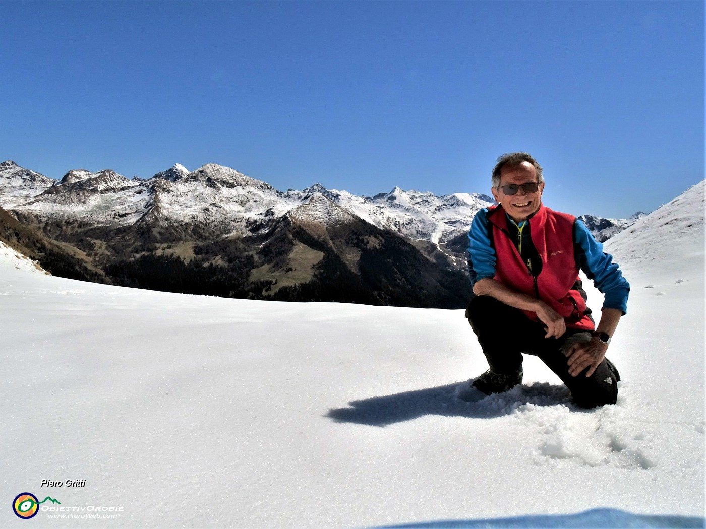 20 Al Passo San Simone (2106 m) con vista sul versante di San Simone-Foppolo.JPG -                                